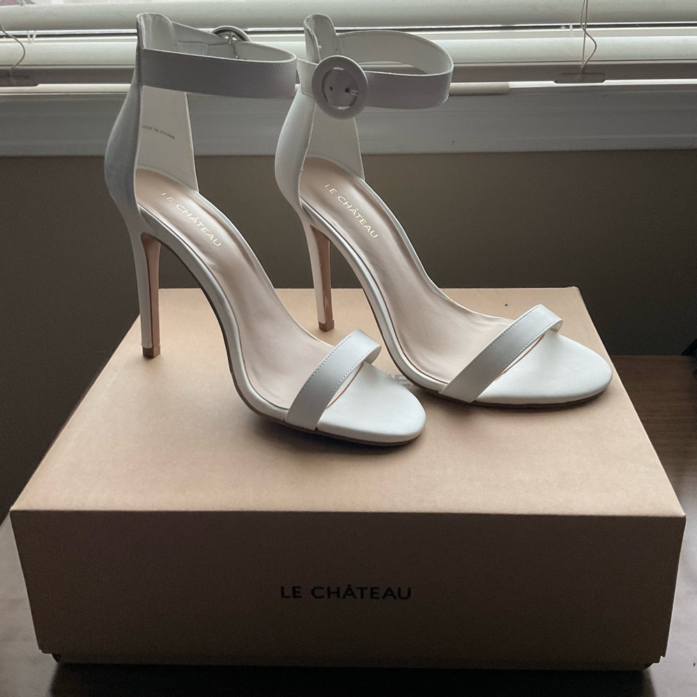 Le Chateau white sandals size 38 (7.5)